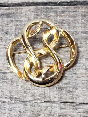 VINTAGE Celtic Style Swirl Brooch Goldtone Classic Jewelry